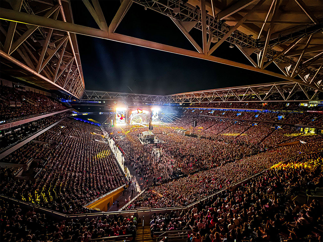 Full crowd for Pinks concert at Suncorp Stadium