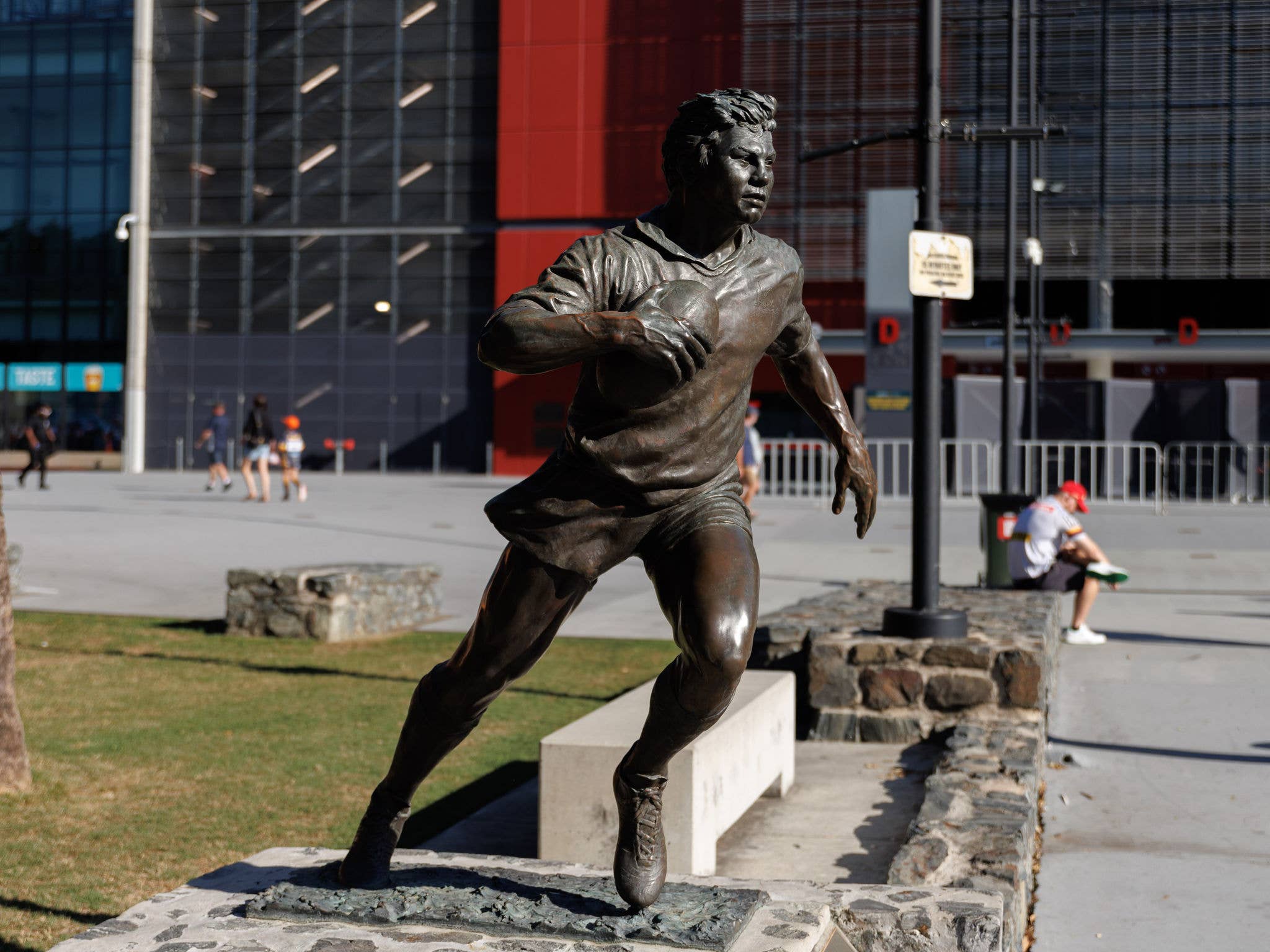 Statue of Arthur Beetson with Suncorp Stadium in the background.