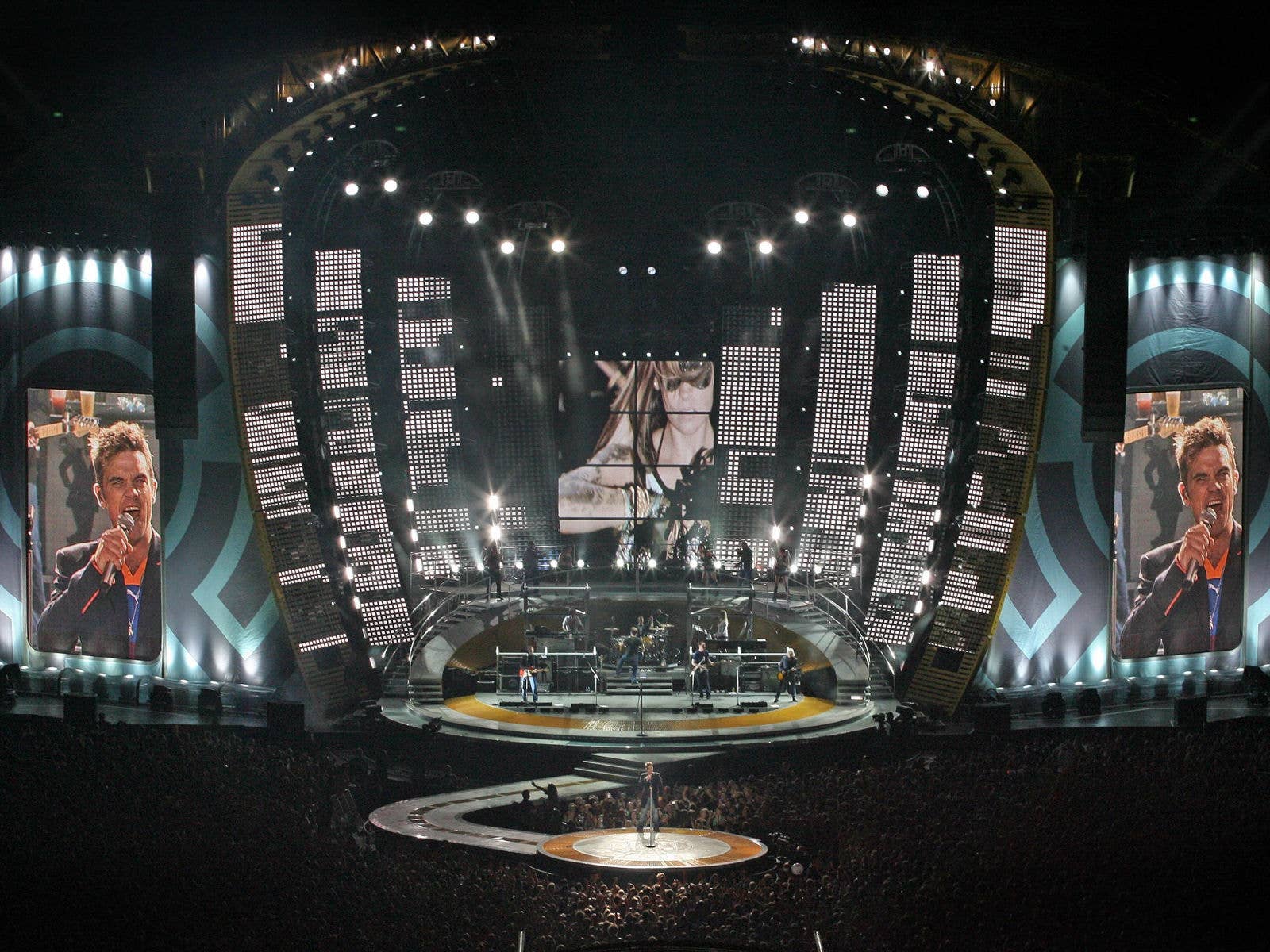 Robbie Williams on stage at Suncorp Stadium during his Close Encounter Tour in 2006.