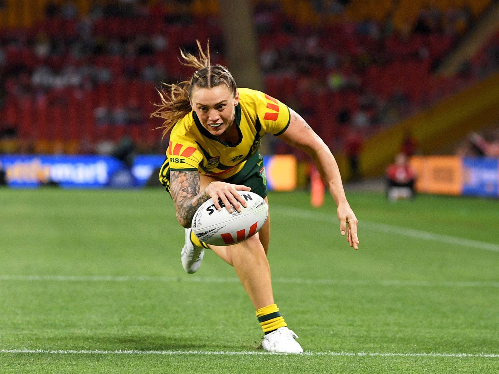 Jillaroos Player Julia Robinson scoring a try