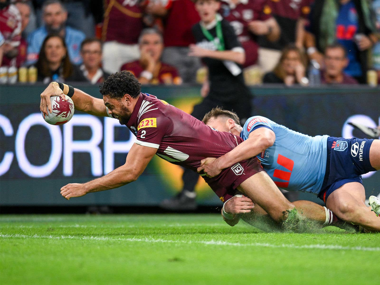 Queensland Maroons player Xavier Coates scoring a try in State of Origin match at Suncorp Stadium