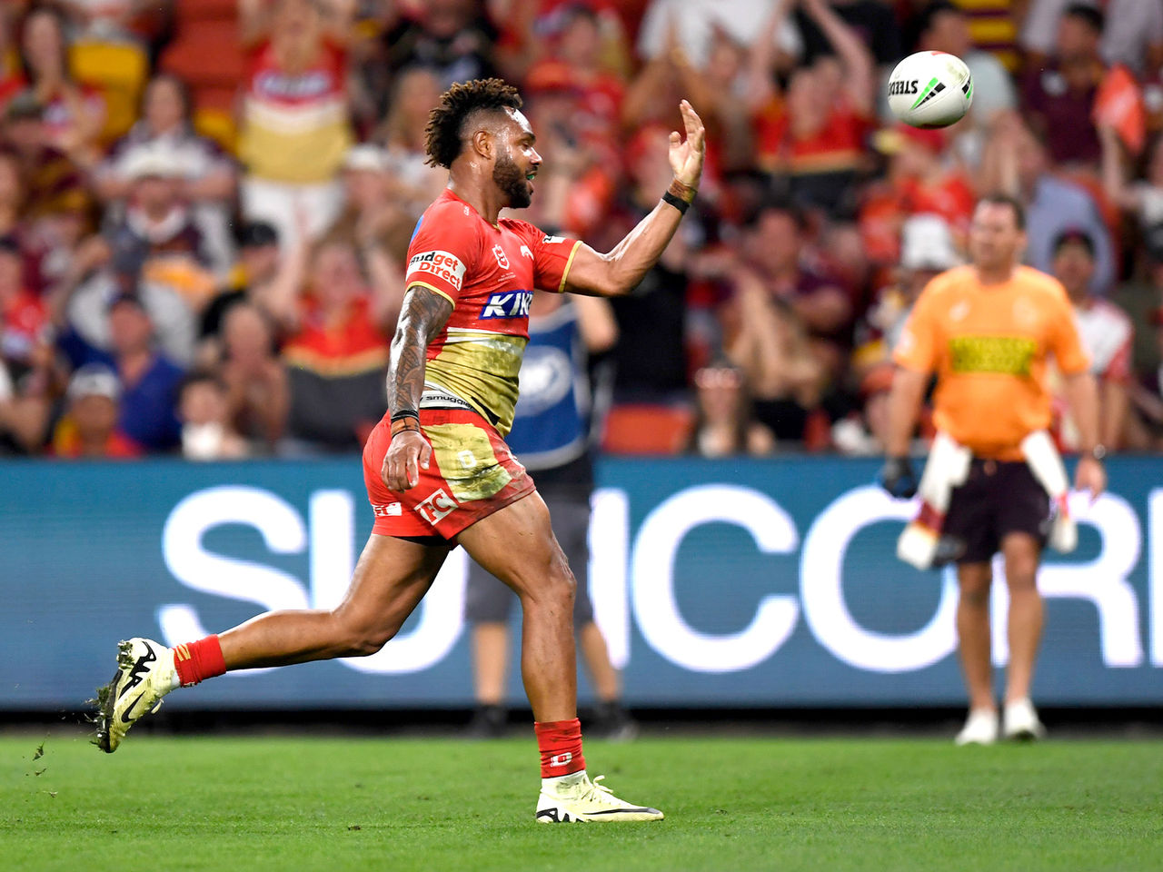 Dolphins player Hamiso Tabuai-Fidow celbrating scoring a try 